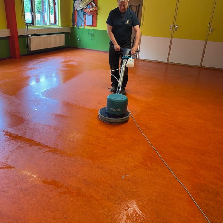 linoleum vloer laten schoonmaken